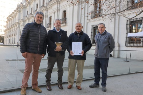 El vicepresidente de Sonami, Patricio Céspedes (al centro), junto a los directores del gremio y directivos de las asociaciones mineras, entregaron la carta en la oficina de partes del Palacio de La Moneda.