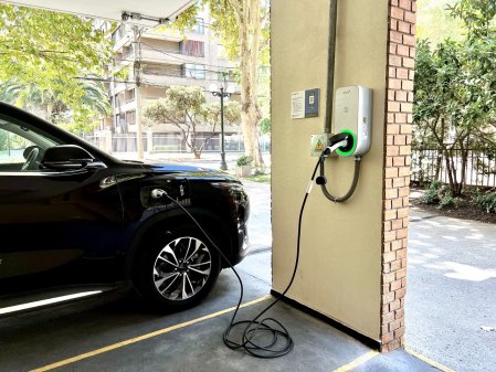 Chilena Evsy instalará cargadores de autos eléctricos de manera gratuita en Colombia