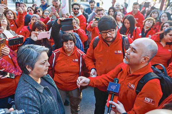 La ministra del Trabajo, Jeannette Jara, junto a los dirigentes del SIL. Foto: Agencia Uno