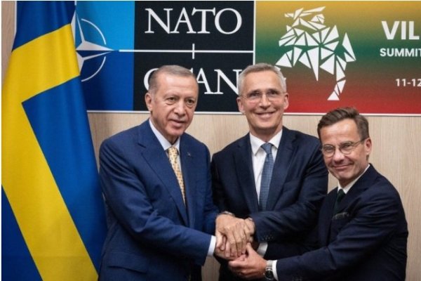 Erdogan (izq.) y el primer ministro sueco Ulf Kristersson se dan la mano junto a Jens Stoltenberg