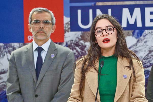 Una dura respuesta a la acción de la CPC emitieron la vocera de Gobierno, Camila Vallejo, y el ministro Cordero. Foto: Agencia Uno