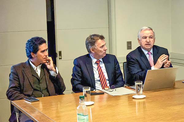 Ignacio Briones, Sebastián Guerrero y Felipe Larraín expusieron sobre el pacto fiscal a los legisladores.