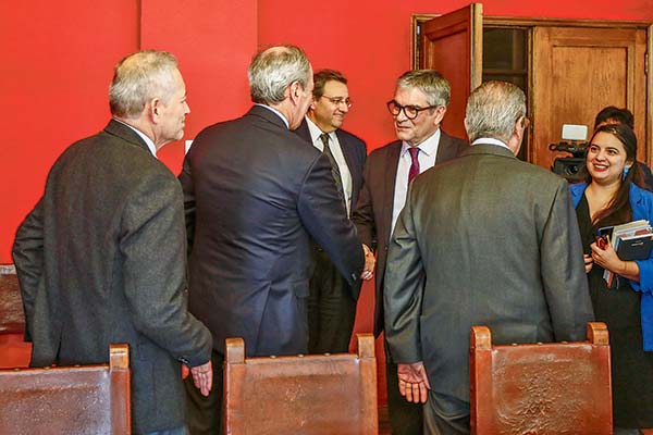 <p>A la cita llegaron representantes de la CPC, Sofofa y asesores técnicos. Foto: Ministerio de Hacienda</p>