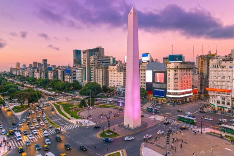 <p>¿Hasta cuándo será barato para los chilenos visitar Argentina? En 2024 se podría alcanzar la paridad entre ambas monedas</p>