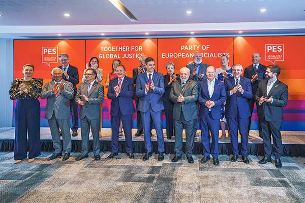 Autoridades, incluido el mandatario chileno, participan en el inicio de la Reunión de Líderes Progresistas en Brúselas.