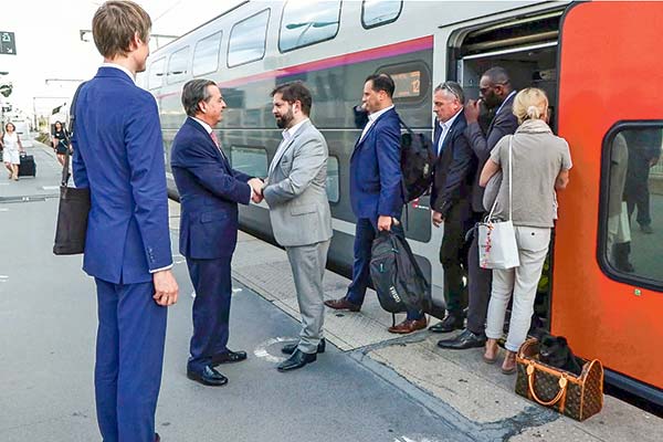 En su llegada a Francia, Boric responde a críticas de Lula: "No me siento ofendido"