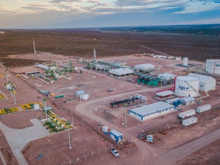 <p>Exportaciones de petróleo a Chile y las ventas de GNL atraerán nuevos dólares a Argentina</p>