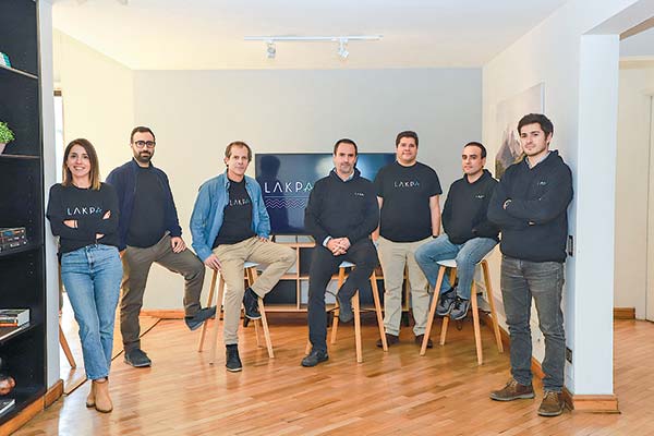 <p>El equipo de Lakpa, de izquierda a derecha: Pilar Vicuña, Giorgio Giannoni, Diego Tirado, Matías Correa, Pablo Ramirez, Rodrigo Arriagada y Andrés Quiroga. Foto: Julio Castro</p>