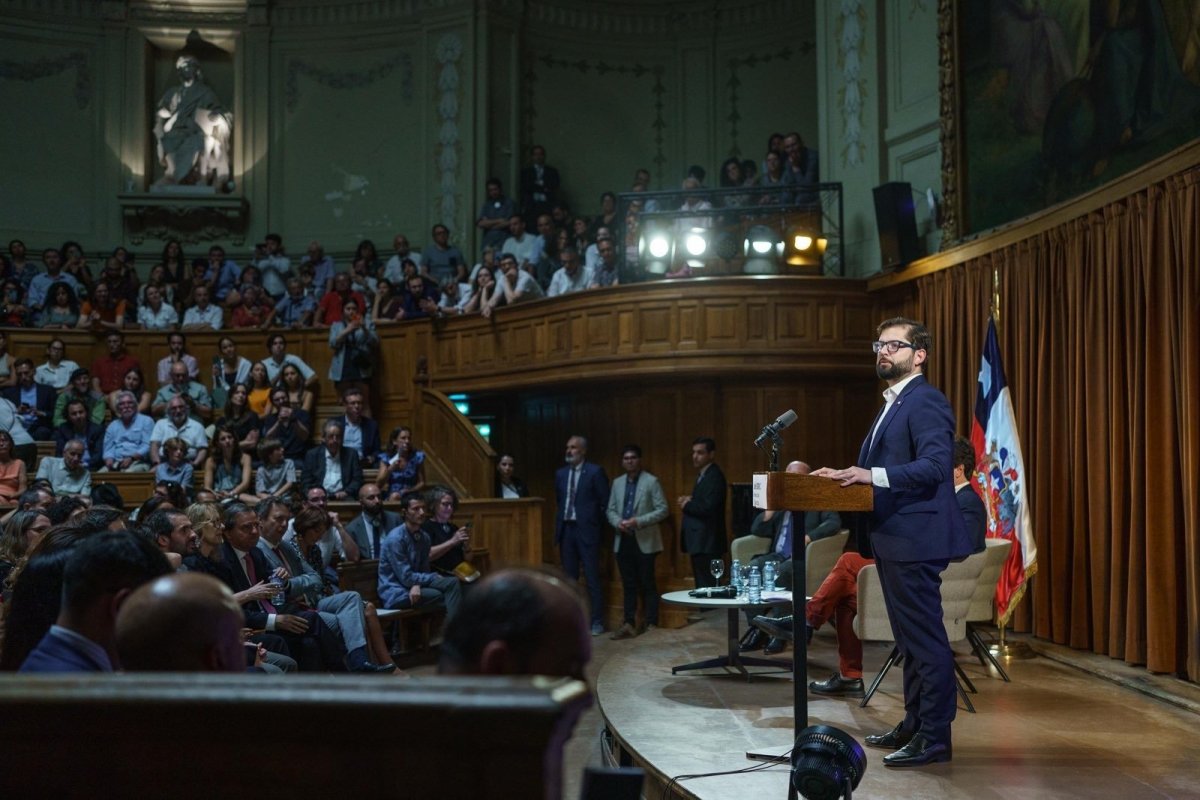 <p>El "Tour de France" de Gabriel Boric en tres actos: el "español chileno", el desmayo y la foto diplomática</p>