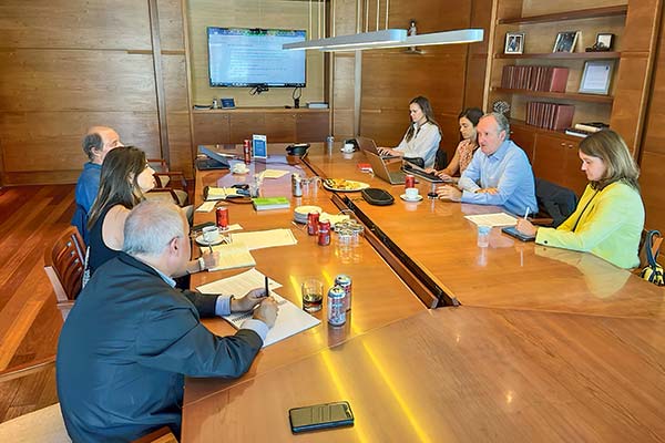 El grupo de académicos debatiendo en torno a la propuesta.