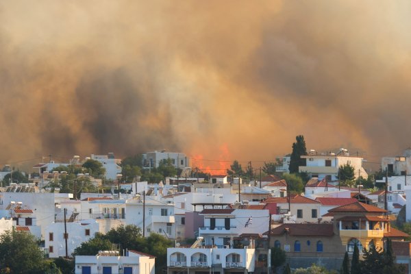 Los bomberos luchan por contener 146 incendios forestales en Grecia. (Foto: Reuters)