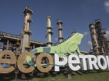 <p>Petro pide investigar si se ha usado a Ecopetrol en caso de contrabando de petróleo</p>