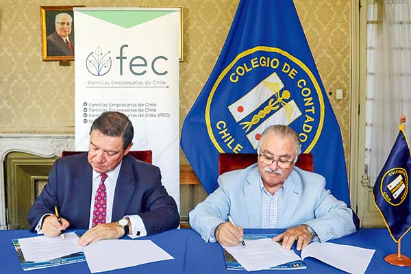 Andrés Vial, de FEC, y Osvaldo de la Fuente, del Colegio de Contadores, firmando la propuesta.