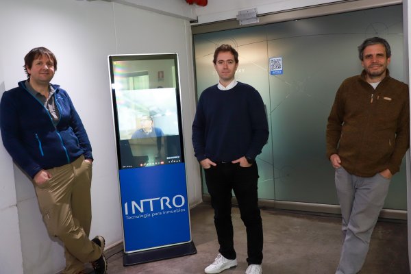 Felipe Vásquez, director de Desarrollo cofounder de Intro, Raimundo Miquel, CEO de Intro y Alejandro Pattillo, CTO cofounder de Intro. Foto: Julio Castro