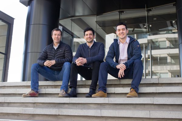 El nuevo director comercial de Store Central, Eduardo Bentjerodt, junto con Alejandro Iglesias y Francisco Apparcel, cofundadores de Grupo Central.