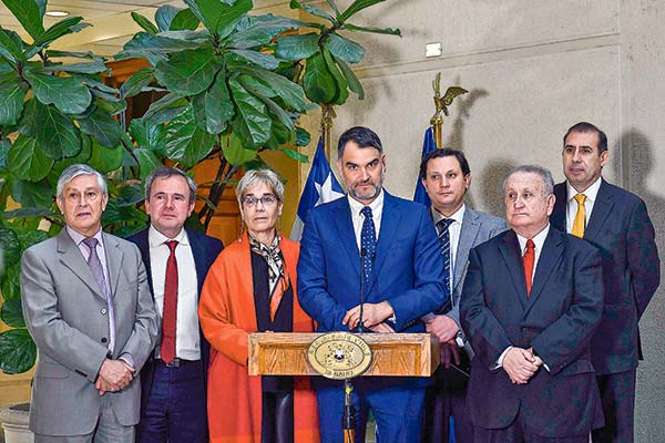 El senador Macaya reiteró críticas al Gobierno por el caso convenios. Foto: Agencia Uno