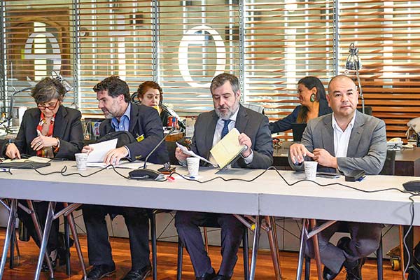 <p>La ministra Ximena Aguilera, el director de Fonasa Camilo Cid y el superintendente Víctor Torres, estuvieron presentes este martes en la comisión de salud del Senado.</p>