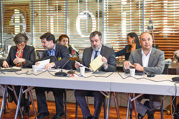 La ministra Ximena Aguilera, el director de Fonasa Camilo Cid y el superintendente Víctor Torres, estuvieron presentes este martes en la comisión de salud del Senado.