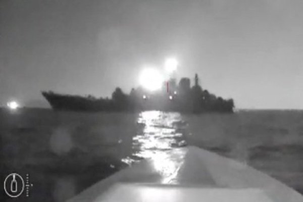 Una imagen que circula en redes sociales muestra la silueta del barco Olenegorsky Gornyak cerca del puerto de Novorossiysk, Rusia. (Foto: Reuters)