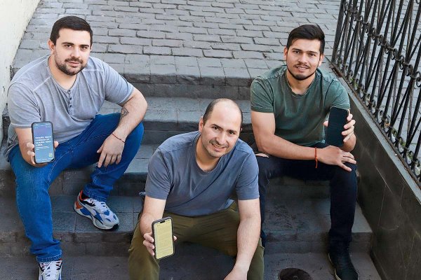 Partió estampando poleras en Patronato, hoy su software de transcripción factura $ 200 millones