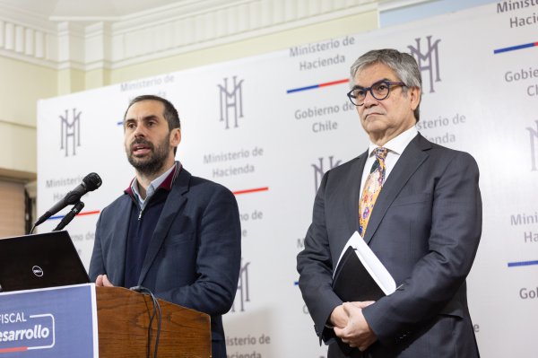 Marcel profundiza en defensa a directora de Dipres y apunta a su "brillantez" por lograr el histórico ajuste fiscal de 2022