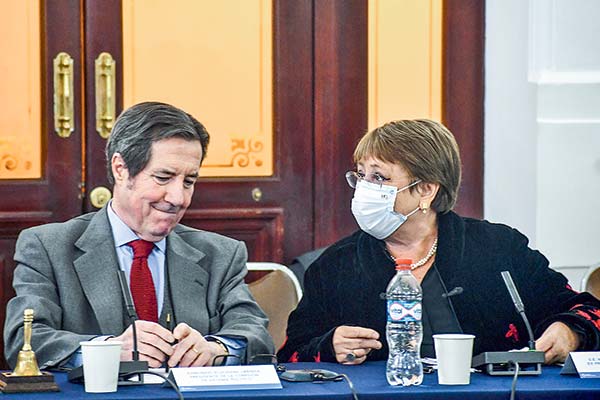 La expresidenta Bachelet con el consejero constitucional Edmundo Eluchans. Foto: Agencia Uno