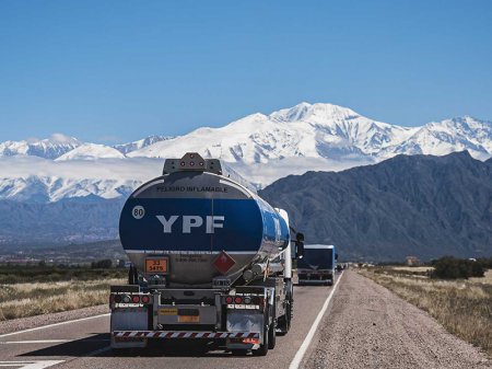 <p>Menores precios de los combustibles impactan los resultados de la argentina YPF</p>