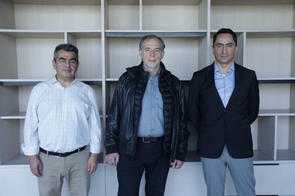 El exsenador Girardi junto a su abogado Ciro Colombara y el director ejecutivo de Fundación Kamanau, Moisés Sánchez.