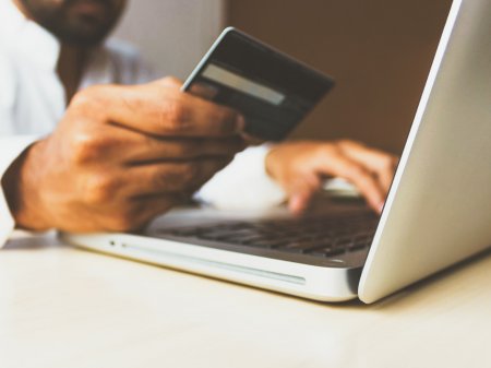 <p>Se frenó la "compra refugio" en el e-commerce de Argentina: marcas y consumidores con cautela por la falta de precios</p>
