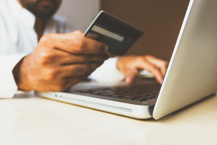 <p>Se frenó la "compra refugio" en el e-commerce de Argentina: marcas y consumidores con cautela por la falta de precios</p>