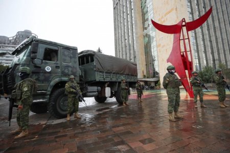 <p>Ecuador sigue adelante con sus elecciones aterrorizado tras asesinato de candidato presidencial</p>