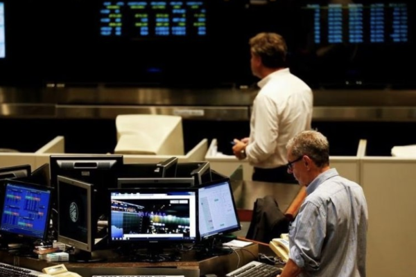 Después del shock en Argentina bonos caen con fuerza, pero títulos transados en Wall Street repuntan al final de la sesión