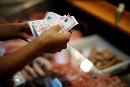 <p>Inflación en Argentina sube 6,3% en julio y el Gobierno bajo presión negocia con sectores para contener el alza</p>
