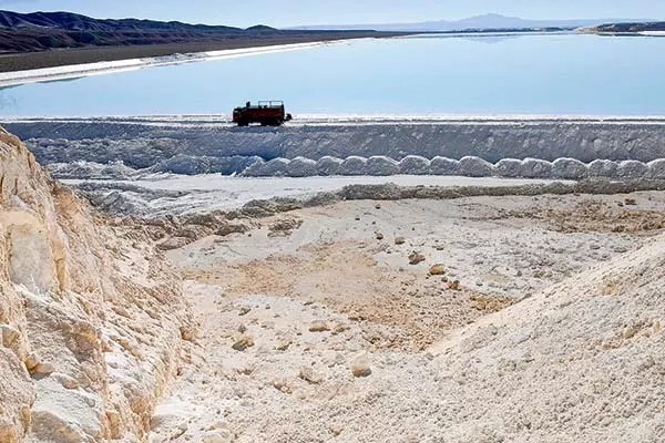 <p>Argentina, China y Zimbawe lideran cartera mundial de proyectos de litio al 2026 y Chile no figura en listado</p>