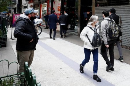 <p>Argentina lucha por evitar el colapso económico tras impactante victoria en las primarias</p>