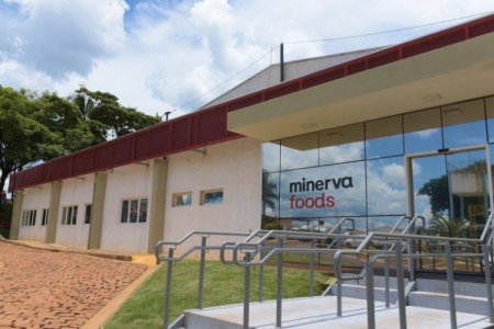 <p>Mayor exportadora de carne de Brasil obtiene luz verde para comprar matadero en Uruguay y será dueña del 51% de los frigoríficos de ese país</p>