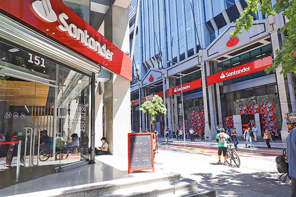 La desconocida querella del exdueño de Colmena contra Santander Chile
