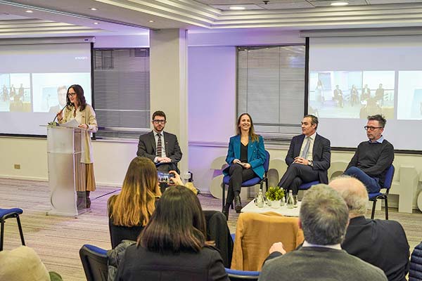 La gerenta general de Amcham, Paula Estévez, expuso sobre el acuerdo y luego un panel dialogó sobre el mismo.