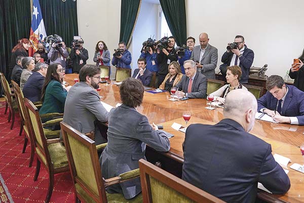 Por más de tres horas se prolongó la cita a la que convocó el Presidente Gabriel Boric a los partidos de oposición para destrabar las negociaciones en torno a la reforma de pensiones y el pacto fiscal. Foto: Presidencia