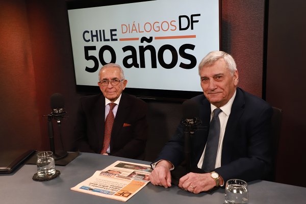 <p>🎙️ 50 años DF | El modelo económico en Chile, según Carlos Cáceres y Manuel Marfán</p>