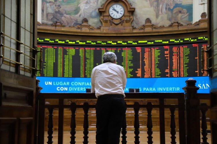 <p>Andina, CCU y Cencosud, las acciones chilenas más expuestas al "efecto Milei" en Argentina</p>