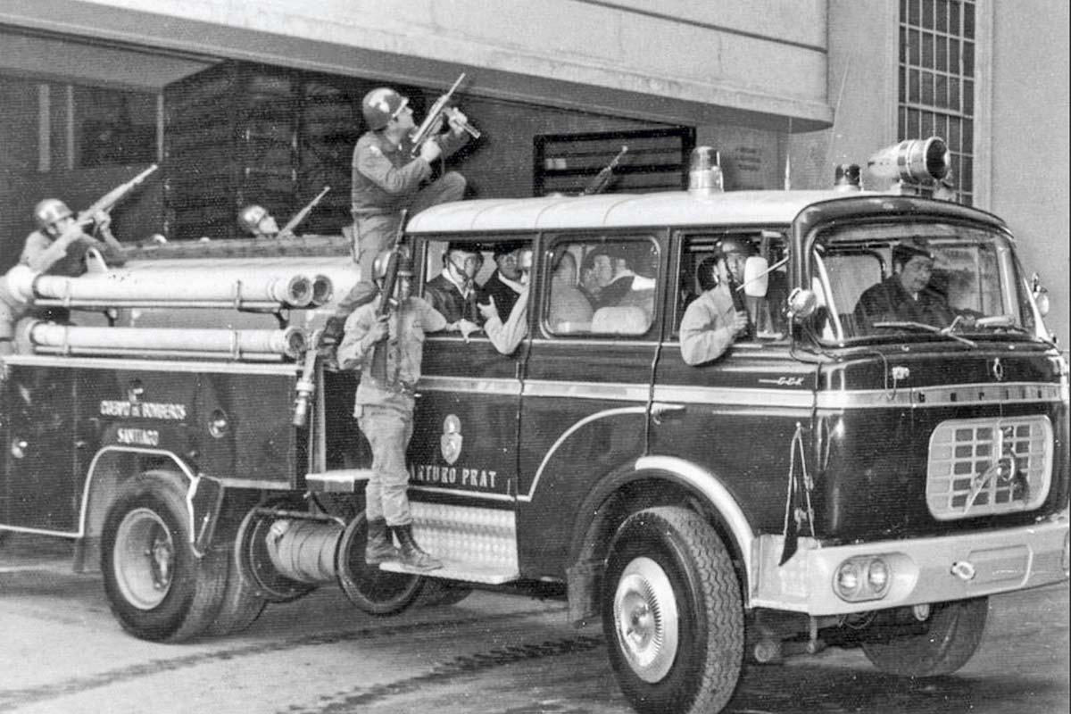 <p>Las siete horas que bomberos de la Quinta Compañía estuvieron en La Moneda durante el Golpe del '73</p>