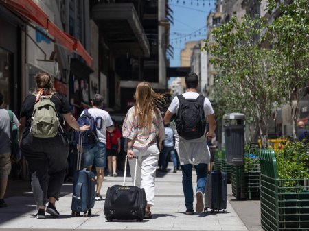 <p>Devaluación en Argentina impulsa el turismo de compras desde el extranjero</p>