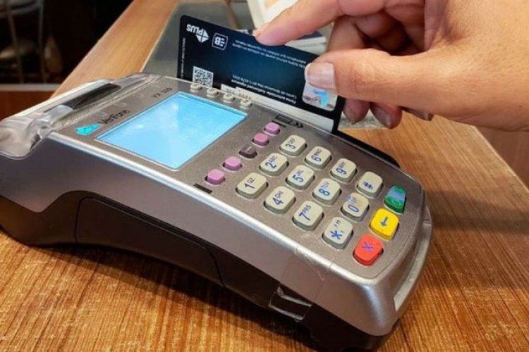 <p>La otra consecuencia del aumento de tasas en Argentina: pagar en 12 cuotas tendrá costos superiores al 500%</p>