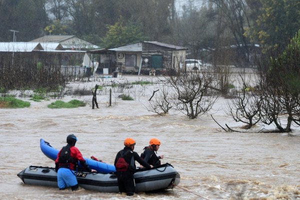 La crecida del río Claro provocó el colapso del antiguo puente en Talca hacia Pencahue. Foto: Agencia Uno