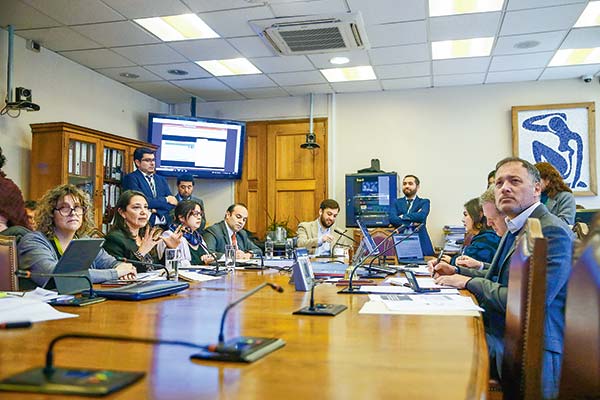 <p>Comité de auditoría enfrenta a exsubsecretario que acusa “negligencia” y La Moneda responde que “no hay relajo de criterios”</p>