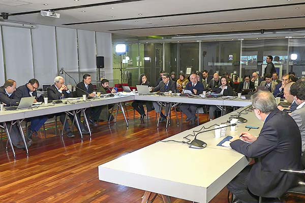 Clínicas y médicos suben alerta por crisis de isapres: “Los prestadores enfrentamos una severa amenaza”