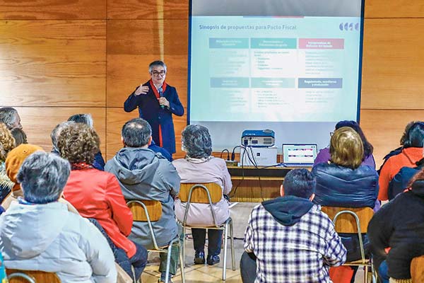 El ministro de Hacienda, Mario Marcel, expuso este martes en Osorno sobre el pacto fiscal. Foto: Ministerio de Hacienda