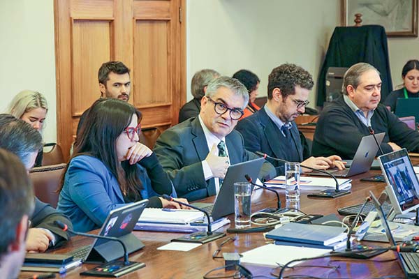 Marcel y Martínez explicaron las indicaciones del Ejecutivo. Foto: Ministerio de Hacienda
