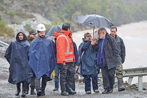 El Presidente y ministros estuvieron en terreno evaluando los daños.